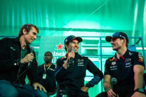 O vip do Heineken Village - Senna Edition foi palco do encontro com os pilotos, que foram entrevistados pelo gerente sênior de Heineken 0.0 Crédito: Divulgação