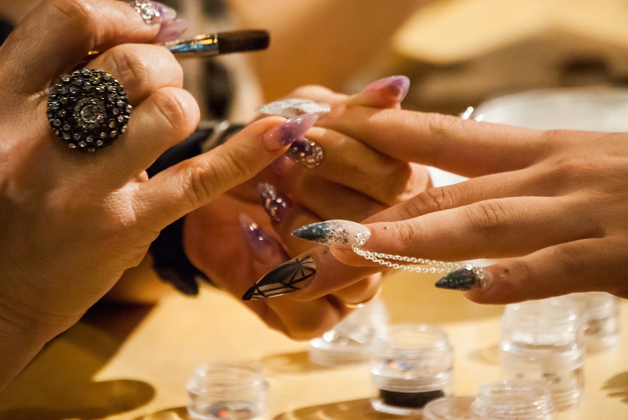 Tendências de nail art para o verão 2025