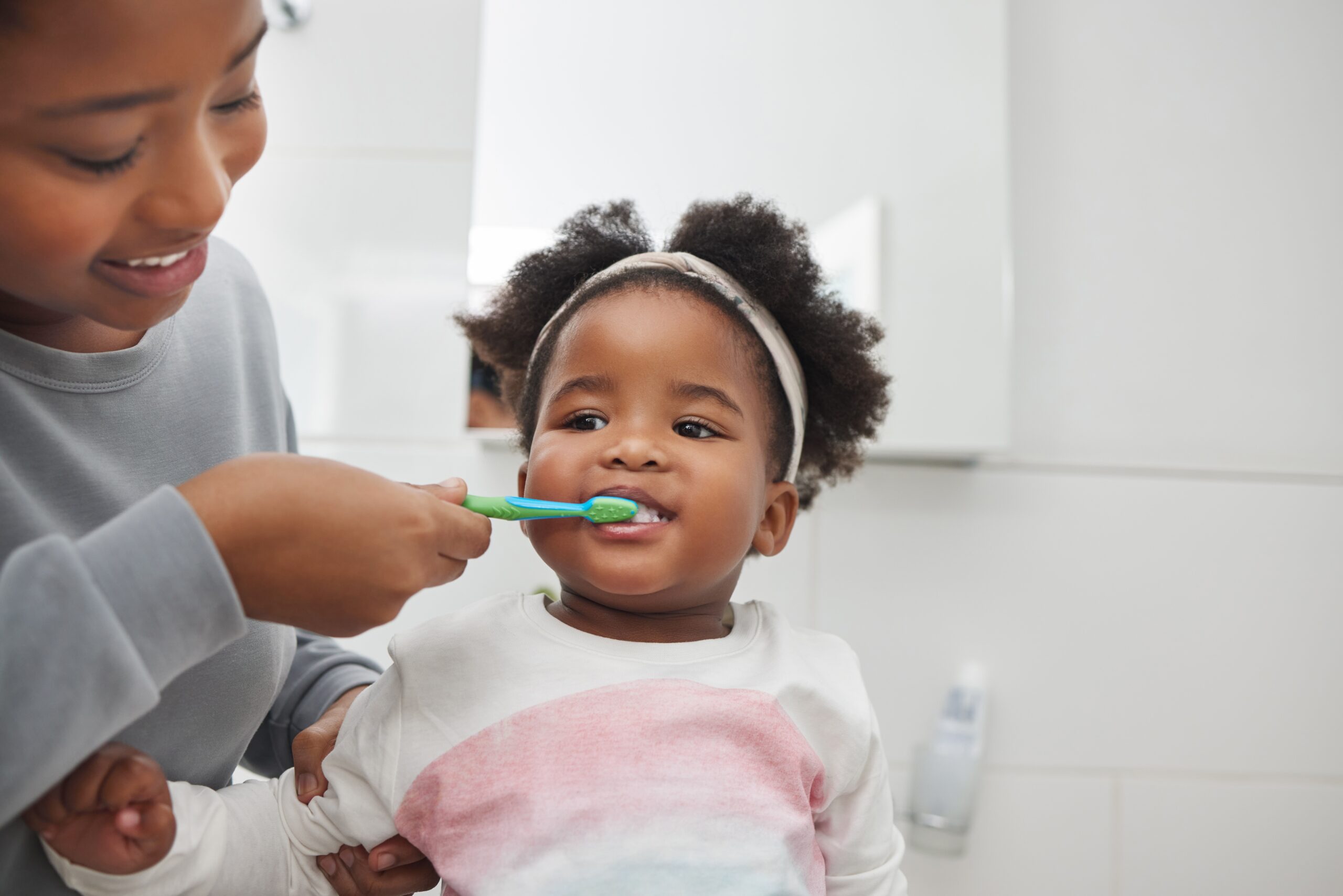 Bebês precisam escovar os dentes? Entenda!