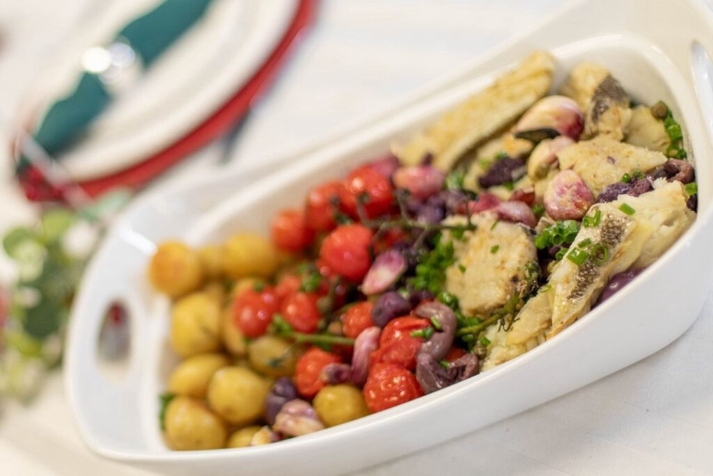 Receita de Páscoa do bacalhau com tomatinhos cereja confitados e batatinhas douradas