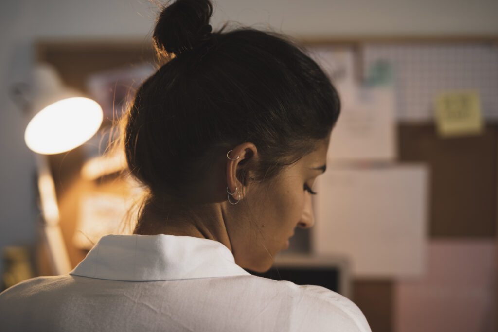 A psicóloga Thirza Reis explica que as mulheres aprenderam a se ver dessa forma, como se sempre fossem insuficientes