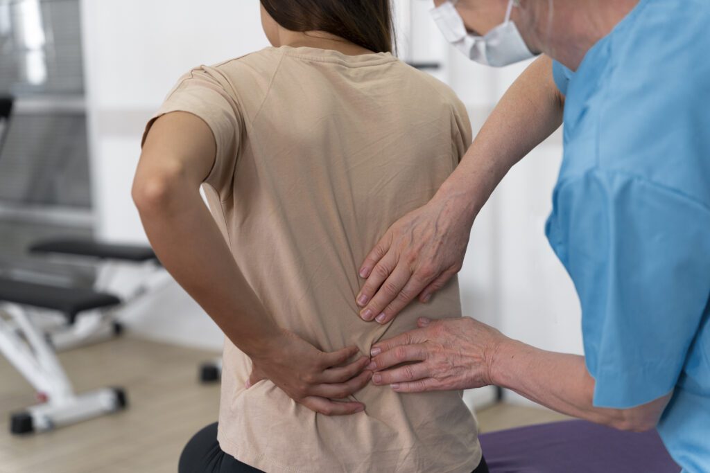 O tratamento para as dores da coluna varia para cada paciente. As alternativas vão desde um simples repouso diário até o uso de medicação