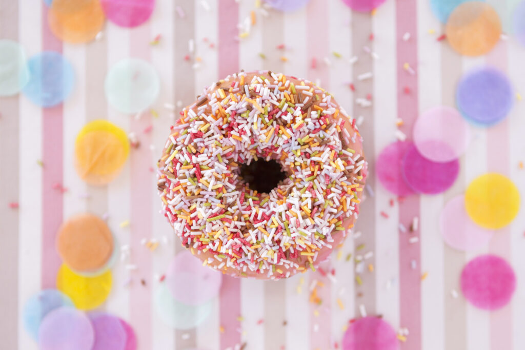 Rosquinha de Baunilha com Confeitos Coloridos: Receita Fácil e Divertida