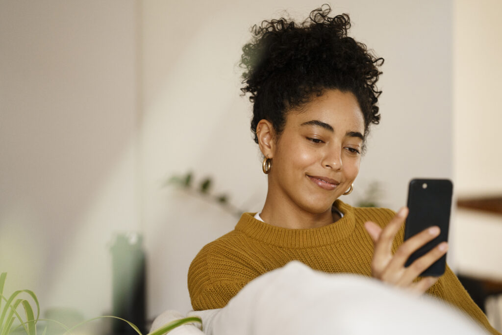 O Brasil é o segundo país do ranking, com média de 9h13 de conexão diária, desse total, o tempo médio gasto com redes sociais chega a 3h37
