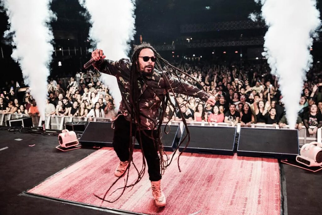 Marcelo Falcão, ex-vocalista do grupo O Rappa, sofreu uma séria lesão no joelho durante um show no Rio de Janeiro Foto: @leogussi/Reprodução Instagram