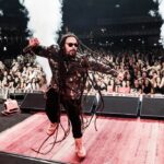 Marcelo Falcão, ex-vocalista do grupo O Rappa, sofreu uma séria lesão no joelho durante um show no Rio de Janeiro Foto: @leogussi/Reprodução Instagram