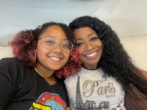 Thaís Borges e a filha, Esther, de 18 anos. Mãe e filha aprendem a lidar com a Síndrome do Ninho Vazio