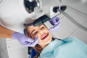 A sessão da limpeza dental a laser dura em média de 30 a 40 minutos e não exige período de recuperação para o paciente