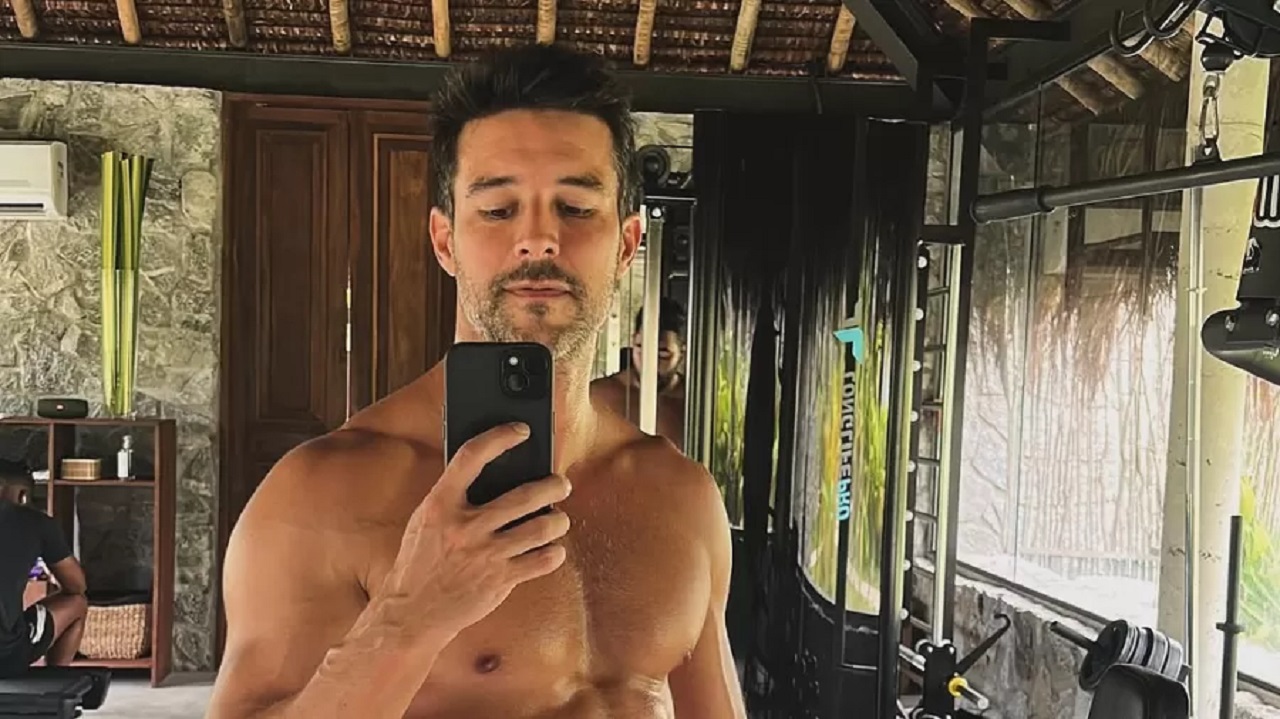 Vale Tudo: Odete começa a namorar personal trainer do filho