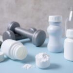 Os principais benefícios da creatina incluem o aumento de força e desempenho muscular, redução da fadiga e aumento da energia e muito mais