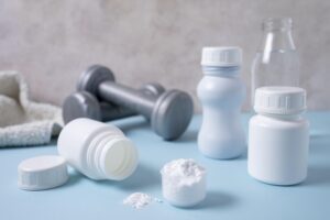 Os principais benefícios da creatina incluem o aumento de força e desempenho muscular, redução da fadiga e aumento da energia e muito mais