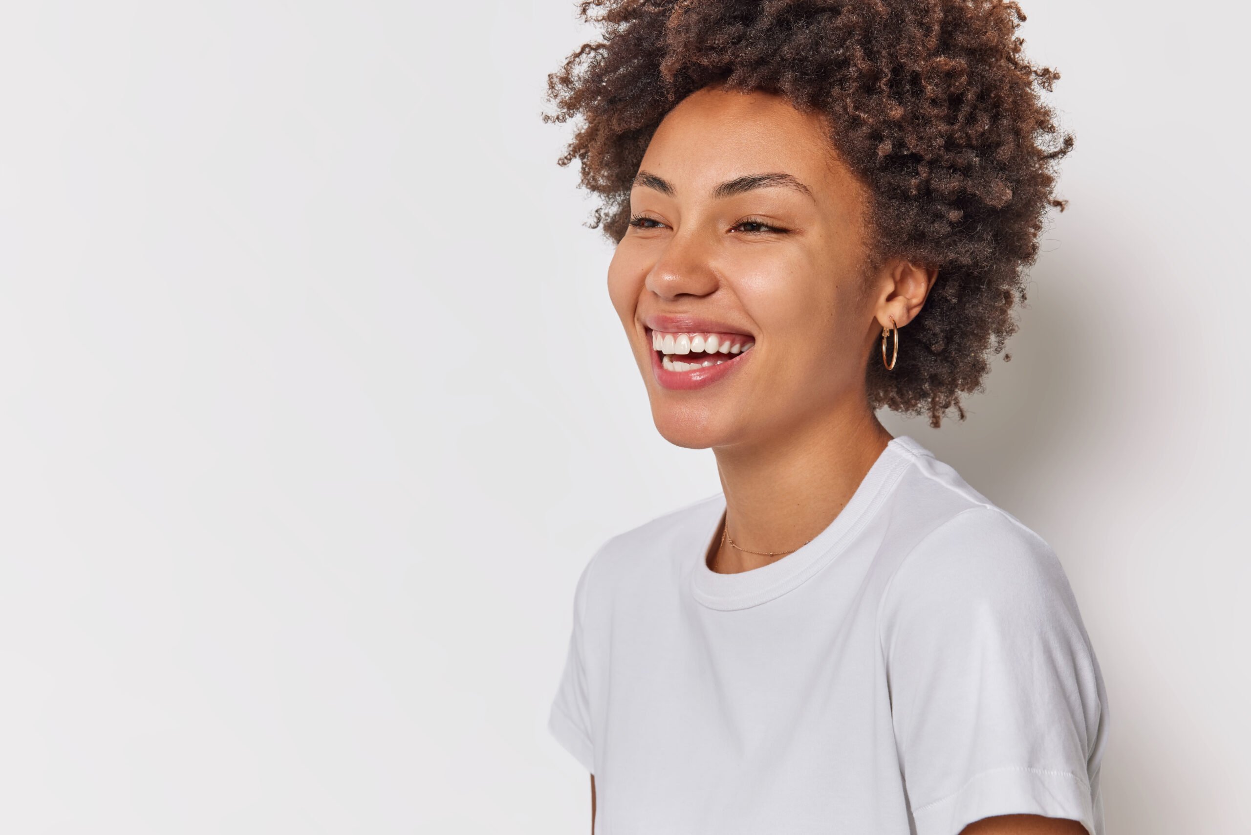 Sorriso sem manchas: o que fazer para evitar dentes amarelados