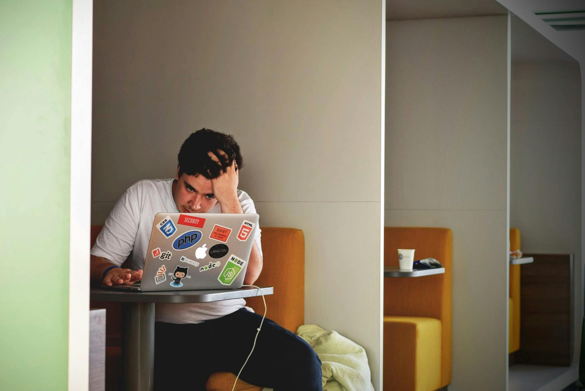Estudo diz que quem usa IA no trabalho é visto como preguiçoso