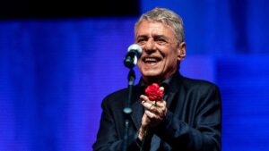 Chico Buarque passou por uma cirurgia neurológica nesta terça-feira (3) para aliviar um quadro de pressão intracraniana