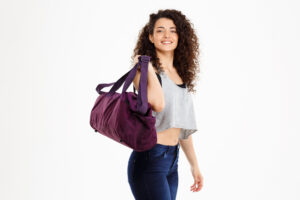 Carregar bolsas pesadas pode causar lesões na coluna