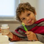 Antes de incluir o enxaguante bucal na rotina de higiene dos pequenos, é fundamental compreender quando ele é realmente indicado — e seguro