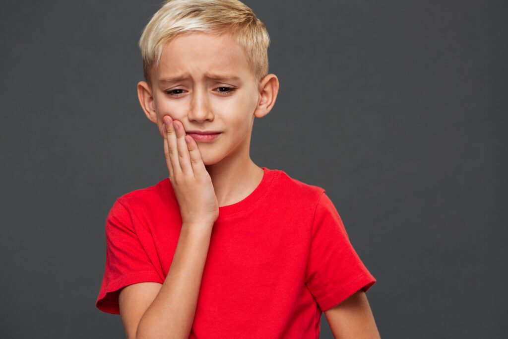 O bruxismo infantil não tratado pode provocar desgaste dos dentes, dores de cabeça, estalos ao mastigar, alterações ATM, entre outros