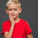 O bruxismo infantil não tratado pode provocar desgaste dos dentes, dores de cabeça, estalos ao mastigar, alterações ATM, entre outros