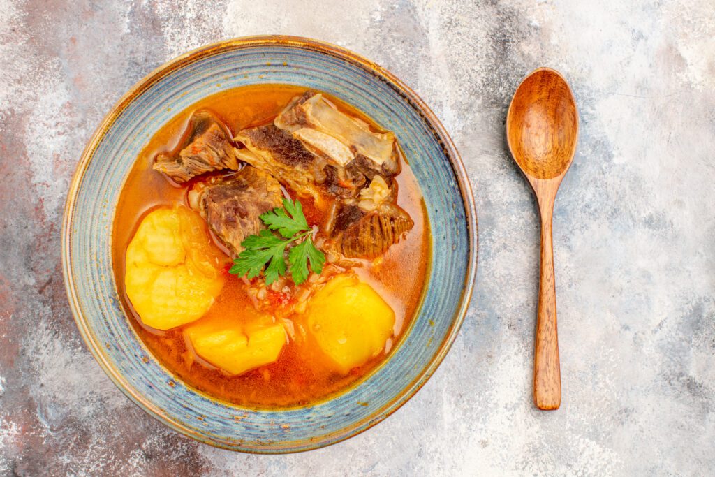 Caldo de Mandioca com Carne: receita fácil para aquecer no frio