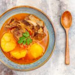 Caldo de Mandioca com Carne: receita fácil para aquecer no frio