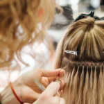 Segundo Desirée, o mega hair feito com cabelo brasileiro, principalmente do sul do país, garante melhor resultado na aplicação