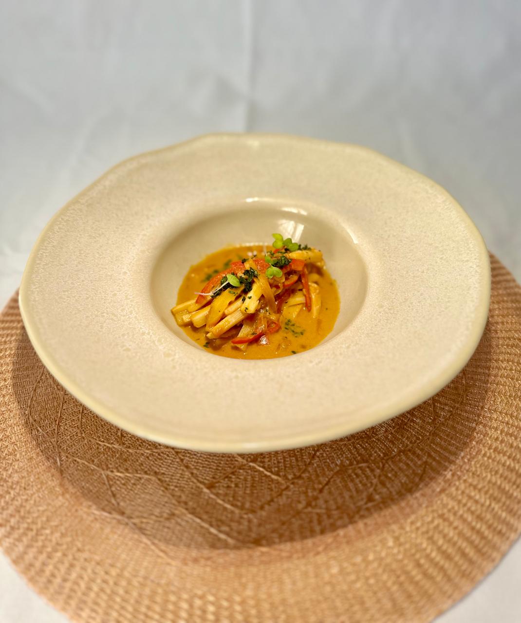Moqueca Vegana com Pupunha e Farofa de Banana