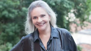 Devido a complicações decorrentes de uma infecção pulmonar grave, a cantora Angela Ro Ro segue internada no Rio de Janeiro