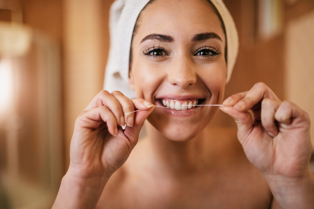 Atingir uma boa saúde bucal vai além da estética e também exige cuidados diários e visitas regulares ao dentista