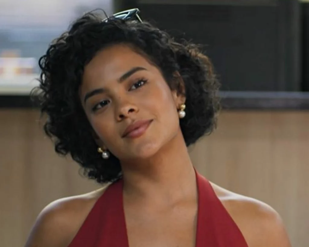 Vale Tudo: Solange engole a raiva e vira assessora de Fátima