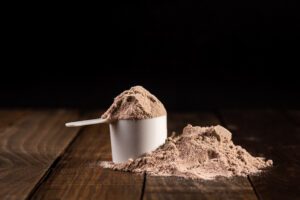 Entre elas estão o whey concentrado, isolado, hidrolisado e, recentemente entre os mais comercializados, a proteína vegetal