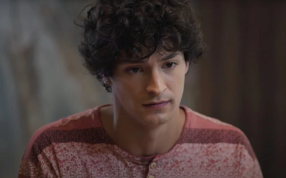 Vale Tudo: para afrontar Heleninha, Tiago começa a beber