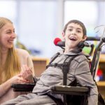 Sem os cuidados adequados, a Atrofia Muscular Espinhal pode comprometer significativamente a qualidade de vida e autonomia dos pacientes