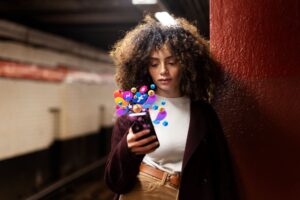 O peso invisível da era digital sobre o emocional das mulheres