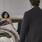 No capítulo de quinta (21) de Vale Tudo, Afonso pega Fátima na cama com César