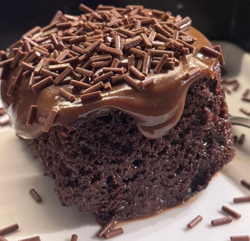 Receita do dia: bolo de chocolate com brigadeiro cremoso