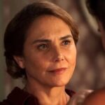 Nos resumos de Êta Mundo Melhor, Zulma percebe que está apaixonada por Candinho