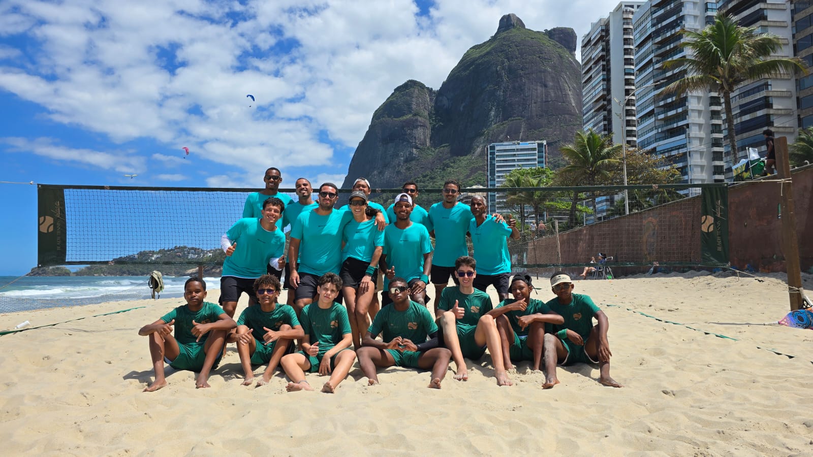Projeto leva beach tennis a jovens da Rocinha e do Vidigal