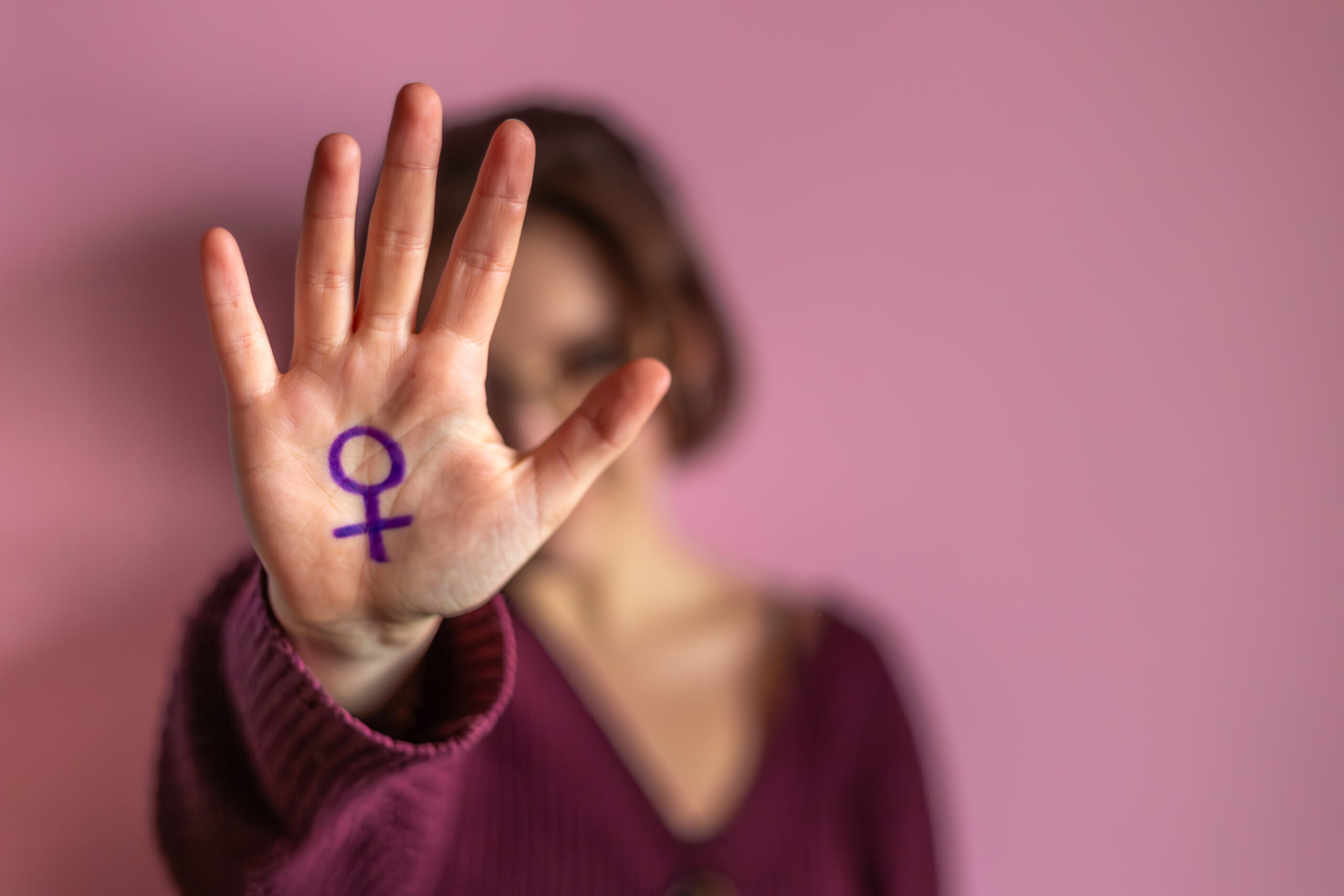Violência contra mulher: como buscar justiça e apoio seguro