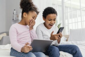 Dependência digital infantil afeta mais crianças com TEA e TDAH
