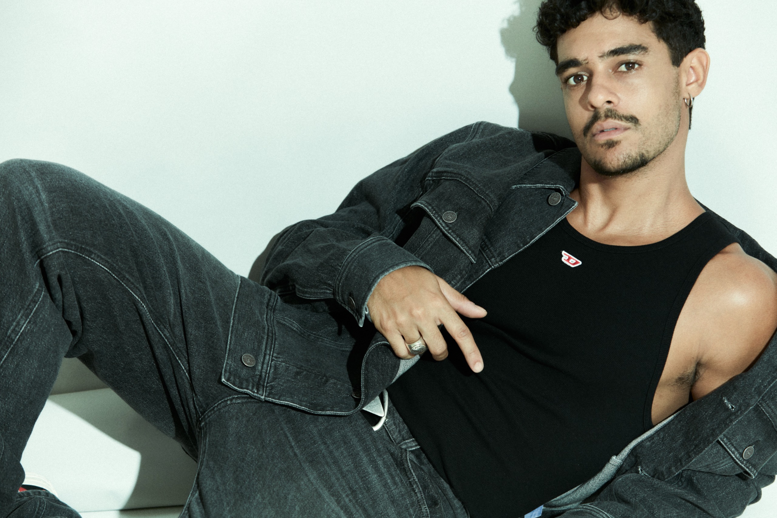 A bela trajetória de Igor Fernandez, ator de Os Donos do Jogo