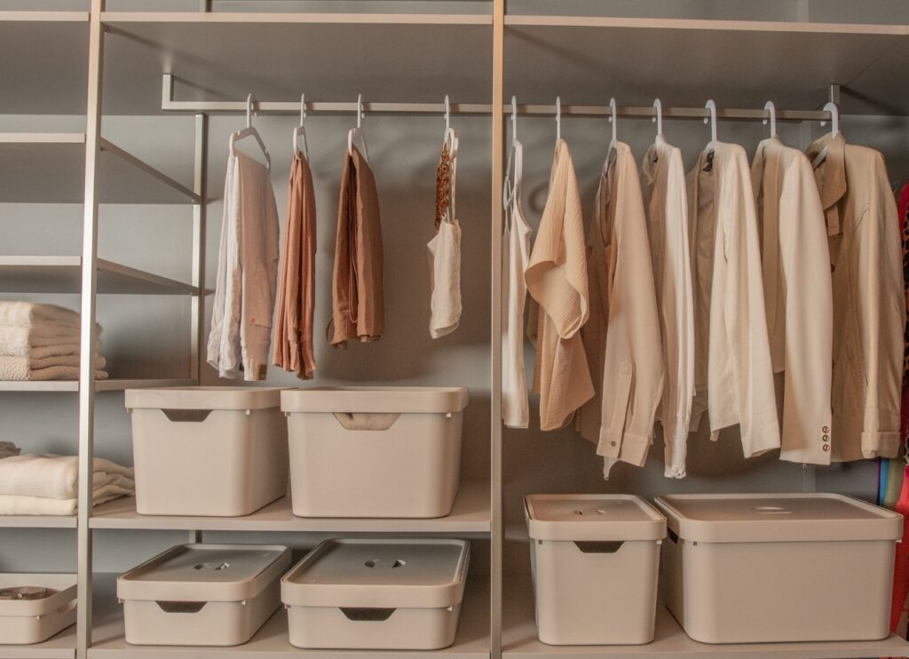 É hora de eliminar o que não serve mais para organizar o armário para 2026