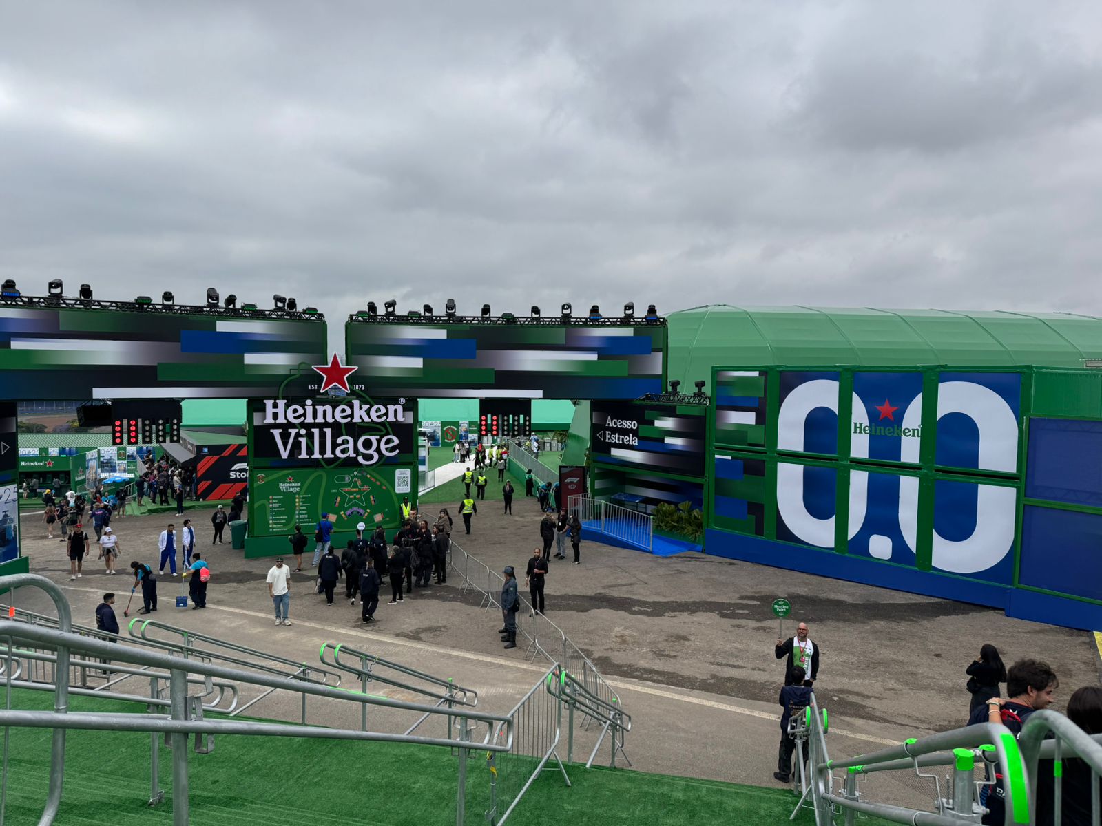 O prazer de assistir à Fórmula 1 no Heineken Village