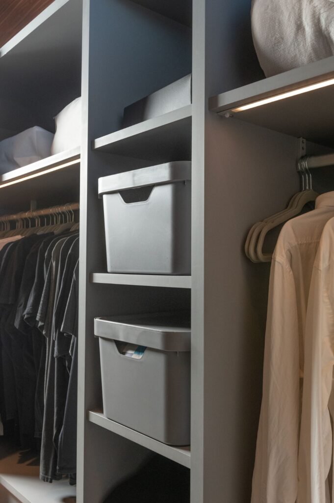 Caixas organizadoras para acessórios e peças menores contribuem para um armário mais prático