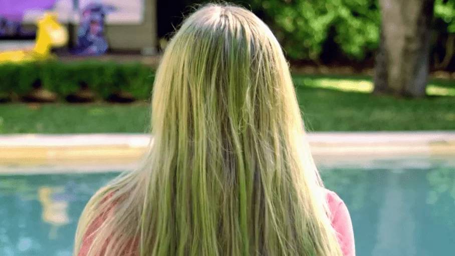 Cabelo verde: como recuperar os fios após a piscina
