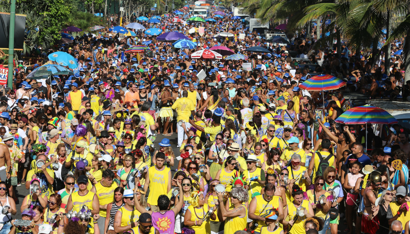 Como denunciar quem faz xixi na sua porta durante o Carnaval?