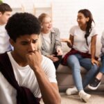 Quantos anos a timidez pode fazer você perder? Psicóloga explica