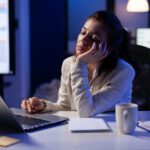 Dormir mal aumenta o risco de burnout? Especialista explica