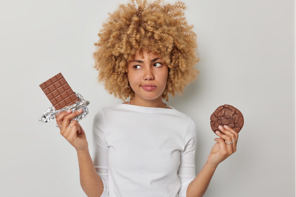Chocolate causa acne? Dermatologista esclarece dúvidas