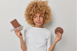 Chocolate causa acne? Dermatologista esclarece dúvidas