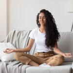 Como meditar: dicas para incluir a prática na rotina